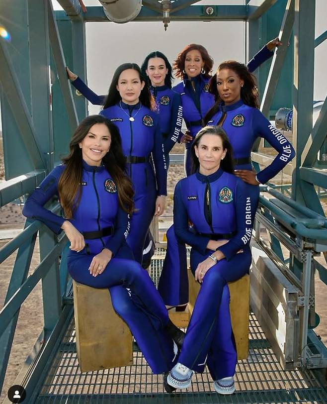 블루오리진 우주선에 탑승하는 6명의 여성. 팝스타 케이티 페리와 베이조스의 약혼녀인 로런 산체스, CBS의 아침 방송 진행자 게일 킹, 항공우주 엔지니어인 아이샤 보우, 영화 프로듀서 케리엔 플린, 생물우주학 연구 과학자이자 시민권 운동가인 어맨다 응우옌 등 6명이 탑승한다./블루 오리진 인스타그램