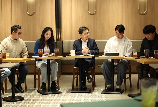 더불어민주당 대선 경선에 출마한 김동연 경기도지사가 14일 서울 여의도의 한 카페에서 열린 청년 공감 토크 콘서트에서 청년들과 대화하고 있다. /김동연 캠프 제공