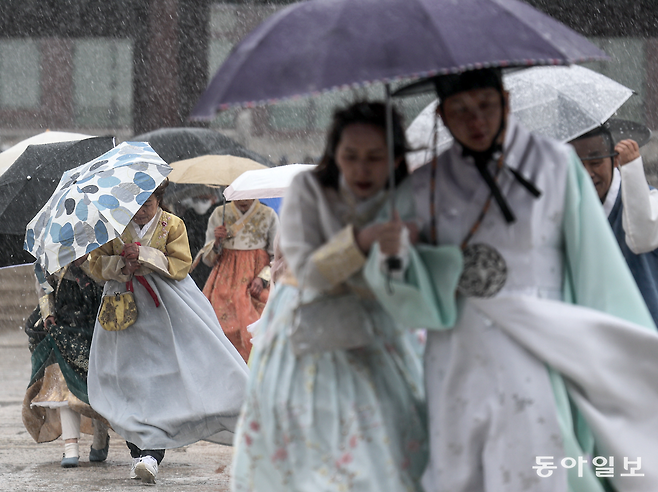14일 오전 서울 종로구 경복궁 안에서 갑작스러운 비바람에 외국인 관광객들이 발걸음을 재촉하고 있다. 송은석 기자 silverstone@donga.com