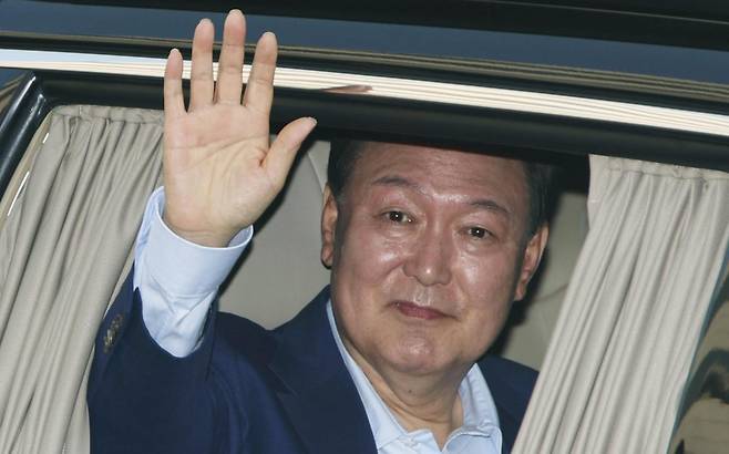 윤석열 전 대통령이 11일 오후 서울 용산구 대통령관저에서 나와 지지자들 향해 손 인사를 하고 있다. (공동취재) 2025.4.11/뉴스1