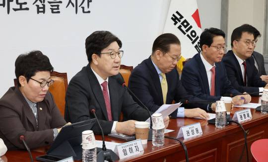 권성동(왼쪽 두번째) 국민의힘 원내대표가 14일 국회에서 열린 비상대책위원회 회의에서 발언하고 있다. [연합뉴스]
