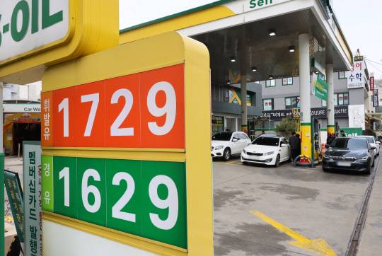 지난 13일 서울 시내 한 주유소 모습. 연합뉴스.
