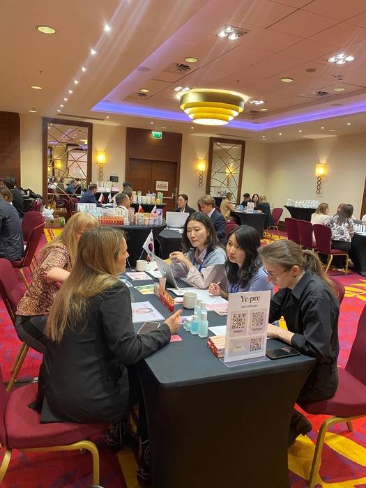 KOTRA는 지난 9일에서 11일까지 폴란드 바르샤바와 체코 프라하에서 '2025 폴란드·체코 K뷰티 경제협력 후속사절단'을 개최했다. 폴란드 행사에 참가한 국내기업과 현지 바이어가 1:1 상담을 진행하고 있다. (사진=KOTRA)