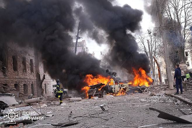 13일(현지 시각)우크라이나 수미 지역이 탄도 미사일 공격을 받았다. 사진=우크라이나 긴급 서비스/UPI 연합뉴스
