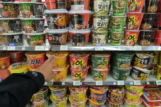 편의점에 진열되어 있는 컵라면 /사진=연합뉴스