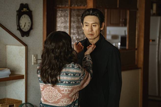 디즈니플러스의 '하이퍼나이프'에서 천재 신경 외과의를 연기한 설경구(오른쪽) 디즈니플러스 제공