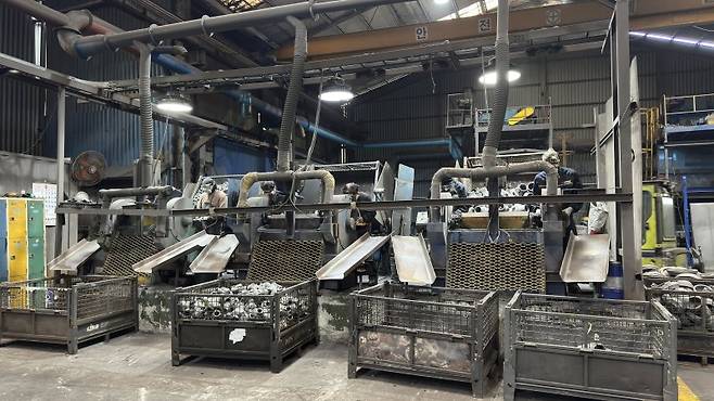 지난 12일 인천서부산업단지 내 주물공장에서는 작업자들이 주물 제품을 분류하고 있다. 지난해 10월 산업용 전기료(갑) 인상으로 비용이 상승하면서 경부하 요금을 적용받기 위해 월요일과 토요일 대체 근무를 실시하고 있다. 사진=신지민 기자