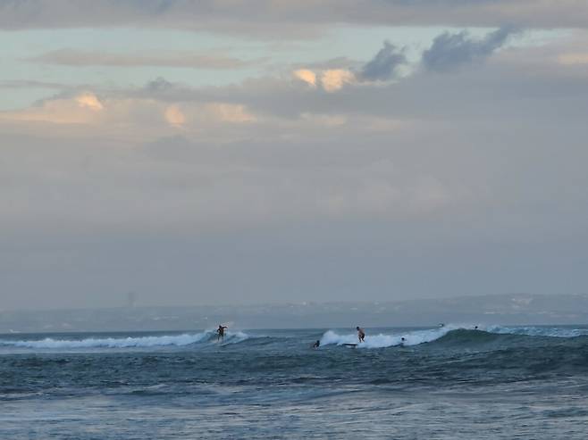 2022년 6월 인도네시아 발리에서 사람들이 서핑을 즐기고 있다. 이시원 제공