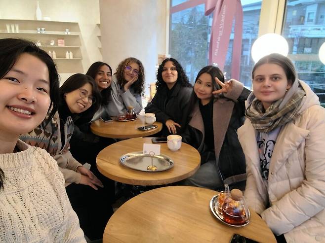 지난해 12월 이시원씨(맨 왼쪽)가 연희동 제비여행 안내를 하던 중, 비건 화장품 매장 ‘베이지크’에서 여행자들과 함께 사진을 찍고 있다. 이시원 제공