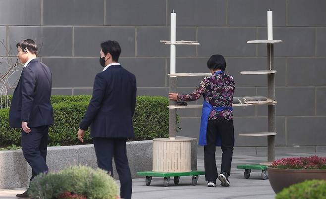 윤석열 전 대통령이 서울 한남동 관저를 떠나 서초동 집으로 거처를 옮기는 것으로 알려진 11일 서초구 사저 아크로비스타에서 관계자가 캣타워를 옮기고 있다. 연합뉴스