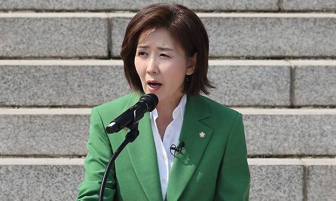 나경원 국민의힘 의원이 11일 서울 여의도 국회 본청 앞 계단에서 대선 출마 선언을 하고 있다. 연합뉴스