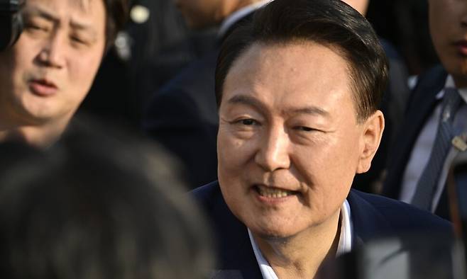 지난 11일 서울 한남동 관저에서 퇴거한 윤석열 전 대통령이 지지자들과 인사하고 있다. 공동취재사진