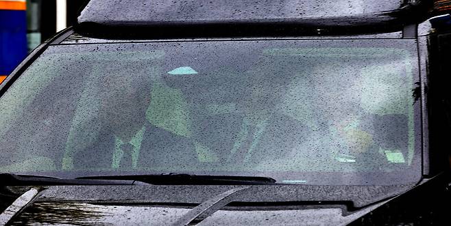 내란 우두머리 혐의로 형사 첫 정식재판을 받는 윤석열 전 대통령이 14일 오후에 열리는 재판에 출석하기 위해 서울 서초구 서울중앙지방법원에 들어서고 있다. 사진공동취재단