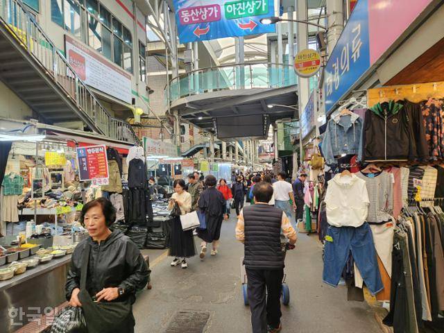 11일 대구 중구 서문시장에서 시민들이 장을 보고 있다. 대구=윤한슬 기자