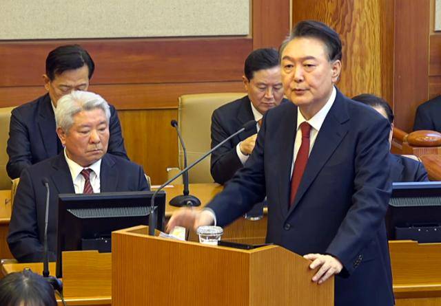 윤석열 전 대통령이 2월 25일 서울 종로구 헌법재판소에서 열린 탄핵심판 11차 변론기일에서 최종 의견 진술을 하고 있다. 헌법재판소 제공