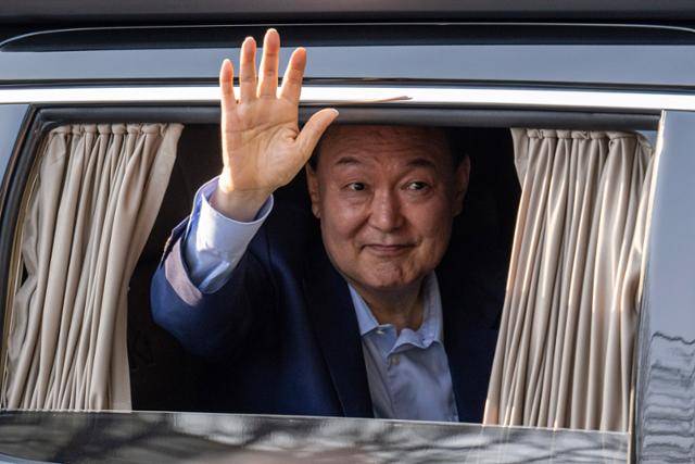 윤석열 전 대통령이 11일 서울 용산구의 관저를 떠나 서초구 아크로비스타에 있는 사저로 이주하면서 지지자들에게 인사를 하고 있다. 박시몬 기자