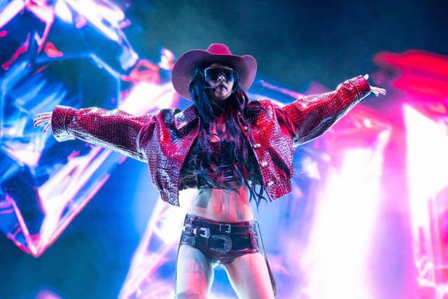 그룹 블랙핑크 멤버 제니가 솔로 가수로서 13일 미국 캘리포니아주 인디오에 열린 코첼라밸리뮤직앤드아츠페스티벌에서 공연하고 있다. 인디오=AP 연합뉴스