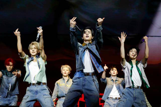 보이그룹 엔하이픈이 12일 미국 캘리포니아주 인디오에서 열린 코첼라밸리뮤직앤드아츠페스티벌에서 공연하고 있다. 인디오=EPA 연합뉴스