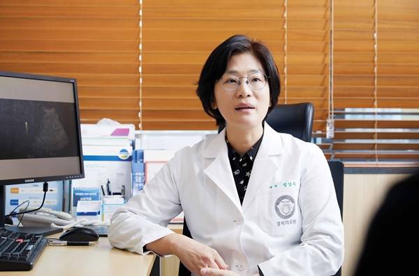 경희대병원 신장내과 정경환 교수가 만성콩팥병의 증상에 대해 설명하고 있다./사진=신지호 기자
