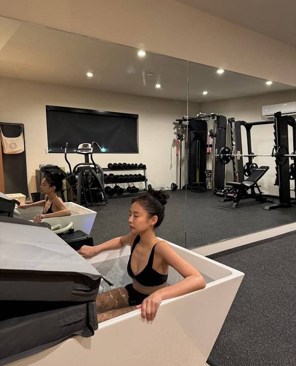 무대 전 콜드 플런지를 하는 제니 모습/사진=제니 인스타그램 캡처