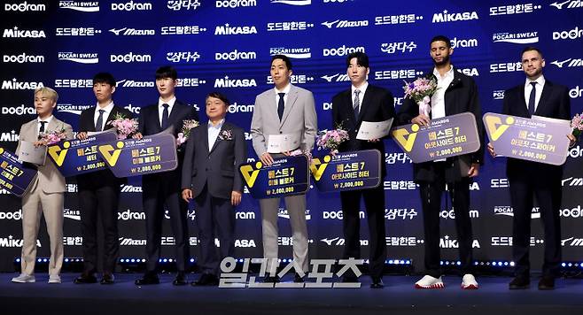 2024-2025 V리그 시상식이 14일 오후 서울 서대문구 스위스그랜드호텔 컨벤션홀에서 열렸다. 이번 시즌 남자부 베스트7에 선정된 리베로 KB손해보험 정민수, 세터 KB손해보험 황택의, 미들블로커 삼성화재 김준우 현대캐피탈 최민호, 아웃사이더히터 현대캐피탈 허수봉 레오, 아포짓스파이커 KB손해보험 비예나가 수상을 하고 함께 포즈를 취하고 있다. 김민규 기자 mgkim1@edaily.co.kr /2025.04.14/