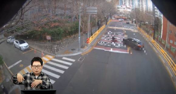 한문철 변호사가 유튜브 채널 '한문철TV' 영상에서 최근 국내 한 어린이보호구역 도로에서 발생한 오토바이와 차량의 충돌 사고를 설명하고 있다. [사진=유튜브 '한문철TV']