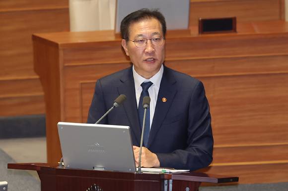 박성재 법무부 장관이 14일 정치·외교·통일·안보 분야 대정부질문이 진행된 국회 본회의에서 더불어민주당 김영배 의원의 질문에 답하고 있다. 2025.4.14 [사진=연합뉴스]