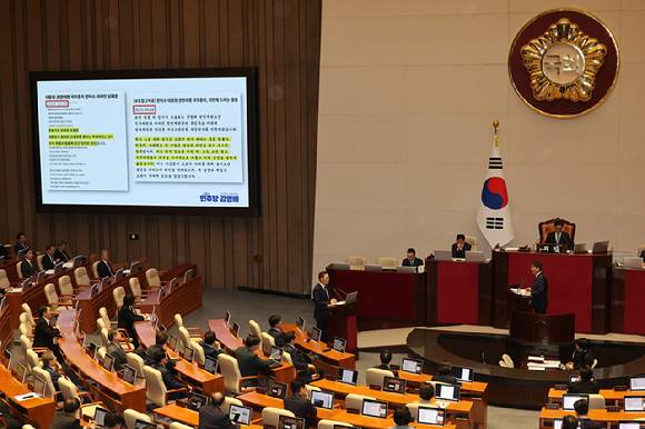 14일 정치·외교·통일·안보 분야 대정부질문이 진행된 국회 본회의에서 박성재 법무부 장관이 더불어민주당 김영배 의원의 질문을 듣고 있다. 2025.4.14 [사진=연합뉴스]