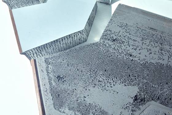 비행기 날개의 단면. 가볍고 튼튼해야 하는 비행기는 과거에는 두랄루민, 최근에는 탄소섬유로 만든다.