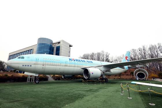 대한항공에서 1992~2014년 승객을 태우고 운항했던 A300. 터보팬 엔진을 장착했으며, 최대 비행거리는 6121km, 순항속도는 840km/hr였다. 항공대 항공우주박물관에 2022년 6월부터 전시됐다.