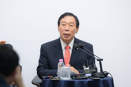 최민호 세종시장이 기자간담회에서 기자들의 질문에 답변하고 있다. 연합뉴스