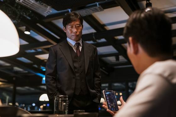 영화 '야당'에서 구관희 검사(유해진)는 출세욕에 눈이 멀어 정치 검사의 길로 접어든다.  사진 플러스엠 엔터테인먼트