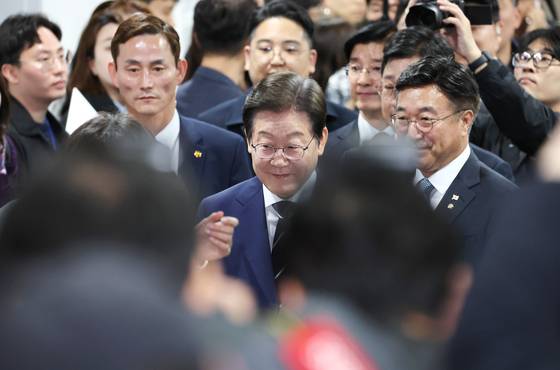 이재명 전 대표가 11일 서울 여의도 국회 소통관에서 집권 청사진 등을 소개하는 '비전 선포식 및 캠프 일정 발표'를 하기 위해 이동하고 있다. 연합뉴스