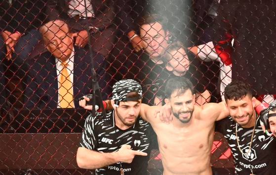 도널드 트럼프 미국 대통령이 12일(현지시간) 일론 머스크와 함께 플로리다 마이애미에서 열린 UFC 314 경기를 관람하고 있다. AFP=연합뉴스