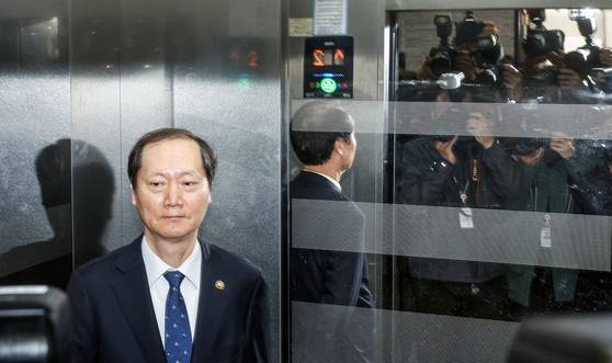 한덕수 대통령 권한대행으로부터 헌법재판소 재판관 후보로 지명된 이완규 법제처장이 9일 국회 법제사법위원회 전체회의가 정회된 뒤 이동하고 있다. 김성룡 기자