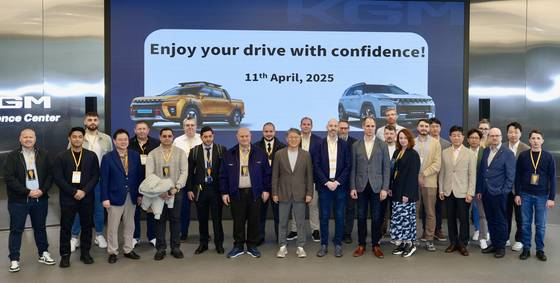 지난 11일 서울 강남구 KG모빌리티 익스피리언스 센터에서 열린 KG모빌리티 글로벌 대리점 초청 행사에서 곽재선 KG모빌리티 회장을 비롯한 참석자가 기념사진을 촬영하는 모습. 사진 KG모빌리티