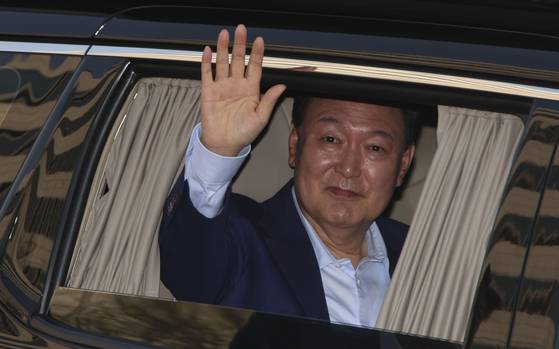 윤석열 전 대통령이 지난 11일 오후 서울 한남동 관저를 떠나 사저로 이동했다. 이날 윤 전 대통령이 관저 앞에서 지지자들과 인사를 하고 있다. 전민규 기자