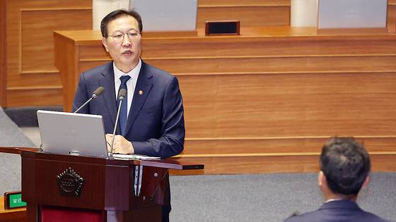 박성재 법무부 장관이 14일 오후 서울 여의도 국회에서 열린 제424회 국회(임시회) 제2차 본회의 정치외교통일안보 분야 대정부질문에서 김영배 더불어민주당 의원 질문에 답변하고 있다. 뉴시스