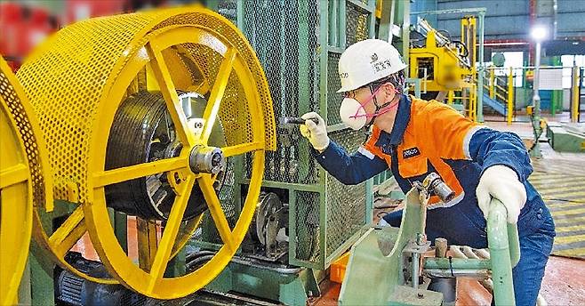 광양제철소 직원이 스틸밴드 설비를 점검하고 있다. /포스코 제공