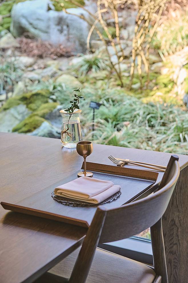 통창 너머로 정원이 내다보이는 레스토랑 미선의 개별 룸. 파인다이닝 디너 코스와 조식 한상차림이 제공된다. 사진=도진영