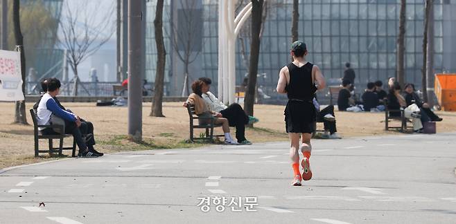 서울 지역 낮 최고기온이 21도까지 올라 포근한 날씨를 보인 지난달 24일 시민들이 서울 서초구 반포한강공원을 찾은 시민들이 가벼운 옷차림으로 운동을 하고 있다. 권도현 기자
