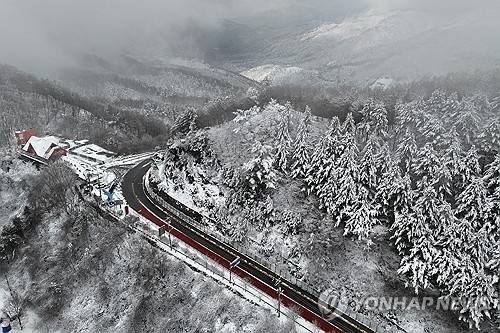 지난 13일 강원 화천군 광덕산 일원에 눈이 쌓여 있다. 연합뉴스