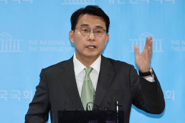 국민의힘 윤상현 의원이 1일 서울 여의도 국회 소통관에서 4일로 지정된 윤석열 대통령 탄핵선고와 관련해 취재진 질문에 답하고 있다. 연합뉴스