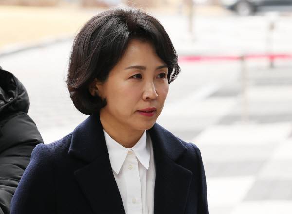 20대 대선 당내 경선 당시 더불어민주당 전·현직 의원 배우자 등에게 경기도청 법인카드로 식사를 제공한 혐의로 기소돼 1심에서 벌금형을 선고받은 이재명 대표 배우자 김혜경 씨가 지난달 18일 경기도 수원시 수원고등법원에서 열린 항소심 첫 공판에 출석하고 있다. 연합뉴스