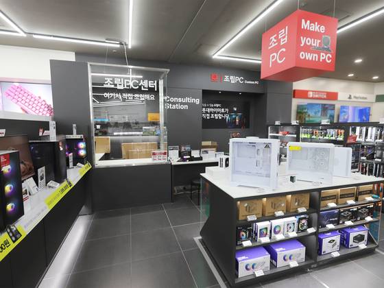 A zone that allows customers to customize their keyboards at Lotte Hi-Mart's Juan branch in Incheon. [LOTTE HI-MART]