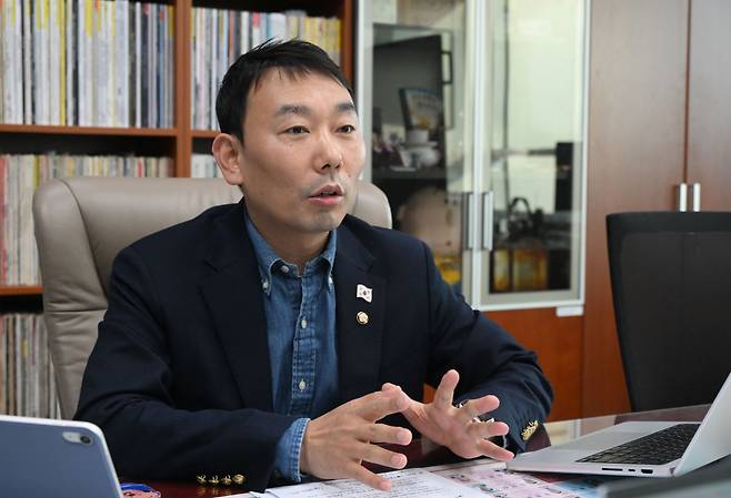 김용민 더불어민주당 원내정책수석부대표가 13일 국회의원회관에서 국민일보와 인터뷰하고 있다. 이병주 기자