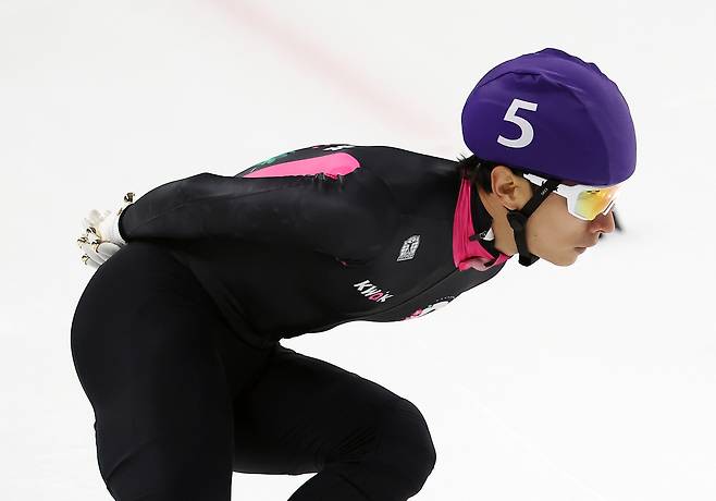 지난 13일 서울 목동 아이스링크에서 열린 2025-2026시즌 쇼트트랙 국가대표 2차 선발전 남자부 1000m 예선에서 곽윤기 선수가 역주하고 있다. 연합뉴스