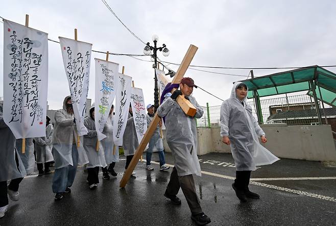 제2회 크로스 로드 참가자들이 14일 고난주간을 맞아 경기도 김포제일교회를 향해 십자가를 지고 걷고 있다. 김포=신석현 포토그래퍼