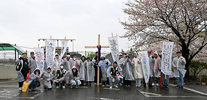 제2회 크로스 로드 참가자들이 14일 경기도 김포제일교회에서 첫날 일정을 마치고 기념 촬영을 하고 있다. 김포=신석현 포토그래퍼
