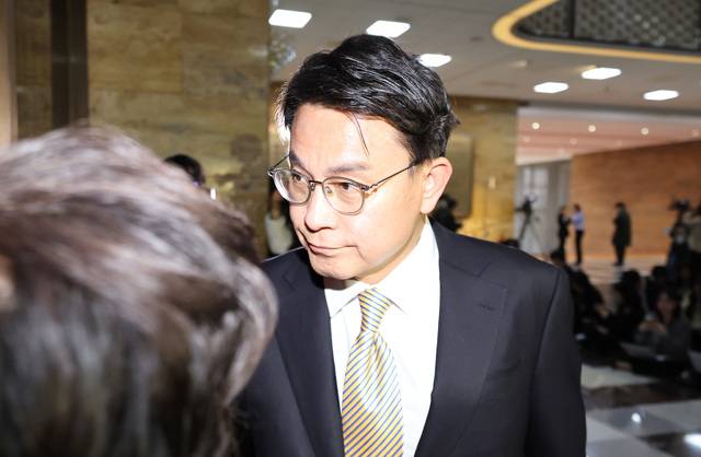 국민의힘 윤상현 의원이 헌재의 윤석열 대통령 탄핵 인용이 발표된 4일 서울 여의도 국회에서 열린 긴급 의원총회에 참석하고 있다. 연합뉴스